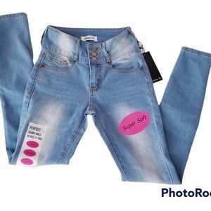 NWT Acid washed Skinny Jeans